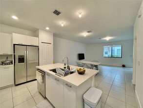 4654 NW 83rd Pkwy in Doral, FL - Building Photo - Building Photo