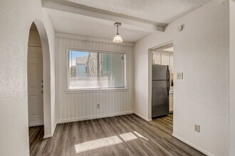 Oaks Apartments in Austin, TX - Foto de edificio - Building Photo