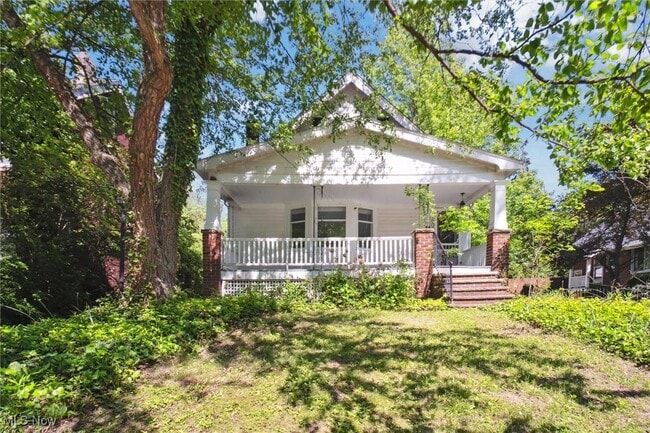 property at 1507 Crest Rd