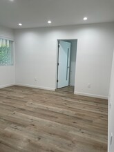 2002 Thurman Ave.-Unit -17 in Los Angeles, CA - Foto de edificio - Building Photo