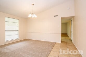 5655 Hardwood Forest Dr in Houston, TX - Foto de edificio - Building Photo