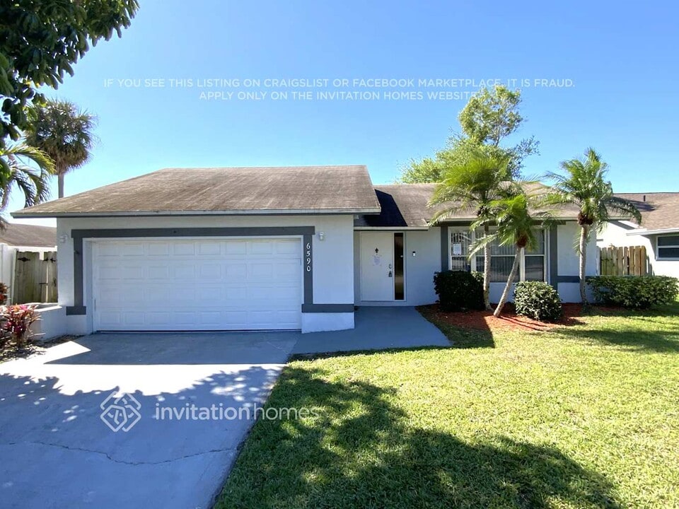 6590 Hollandaire Dr W in Boca Raton, FL - Building Photo