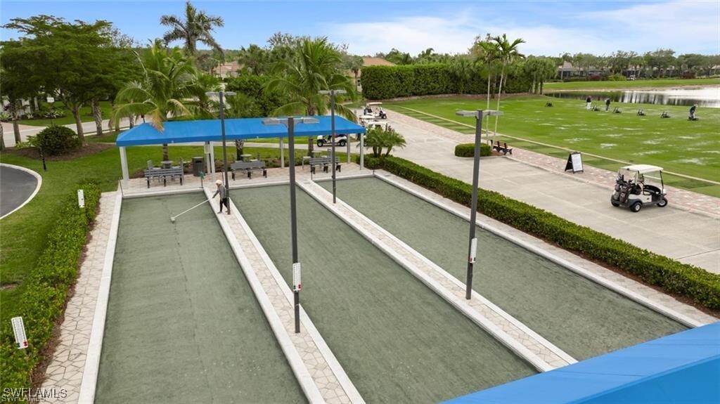 10056 Siesta Bay Dr in Naples, FL - Foto de edificio
