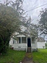 17 Schmitt St in Claremont, NH - Building Photo