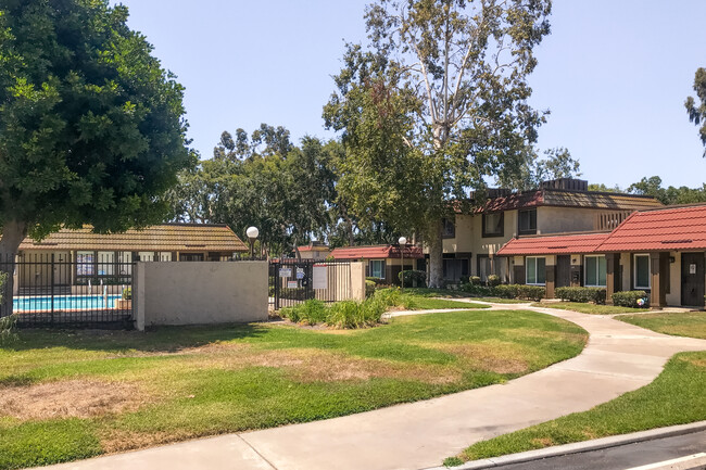 Parkdale HOA Condos in Anaheim, CA - Foto de edificio - Building Photo