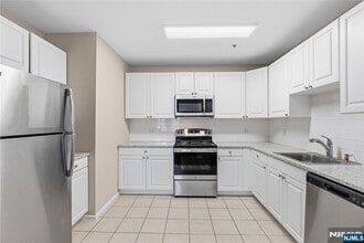 905 River Rd in Edgewater, NJ - Building Photo - Building Photo