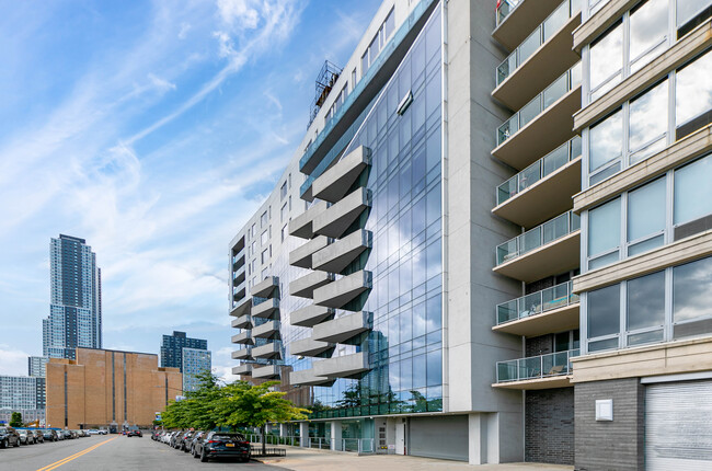 5-19 Borden Ave in Long Island City, NY - Foto de edificio - Building Photo