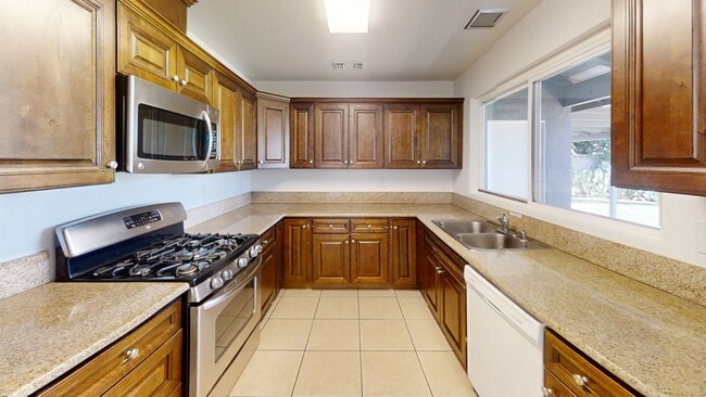 880 S Yorba St in Orange, CA - Foto de edificio - Building Photo