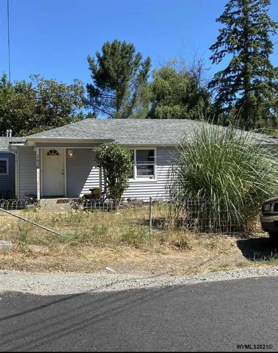 2416 Harding St in Sweet Home, OR - Building Photo