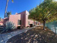 Valencia Gardens Apartments in Tucson, AZ - Foto de edificio - Building Photo