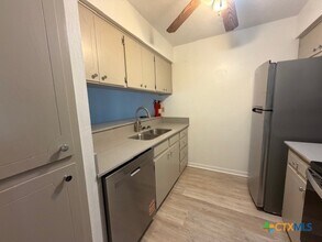 508 E Travis St in Luling, TX - Building Photo - Building Photo