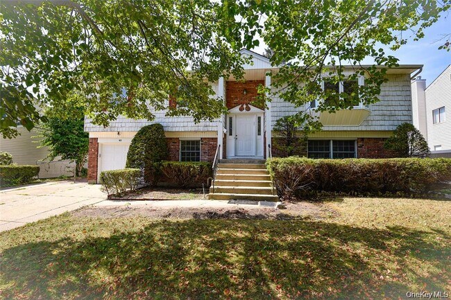 65 Bluebird Ln in Plainview, NY - Building Photo - Building Photo