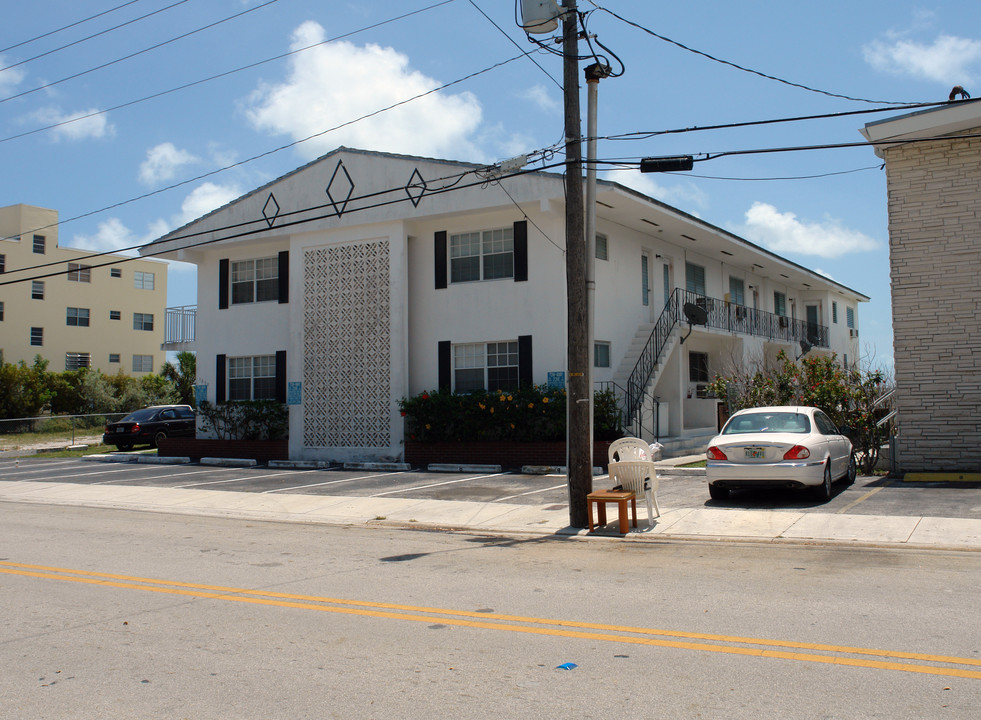 1850 S Treasure Dr in North Bay Village, FL - Foto de edificio