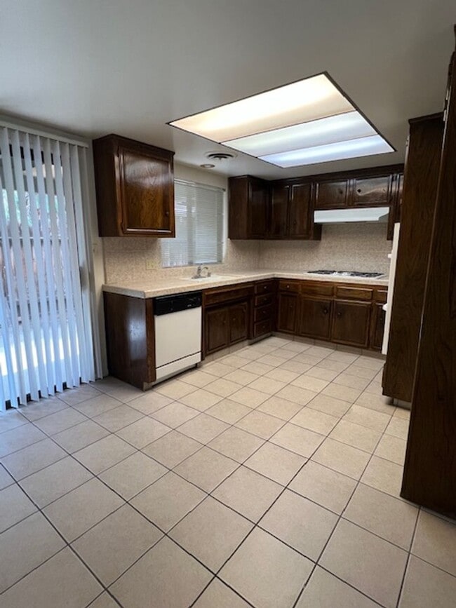 7405 Quailwood Dr-Unit -C in Bakersfield, CA - Building Photo - Building Photo