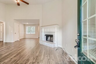 330 Cowan Rd in Covington, GA - Foto de edificio - Building Photo