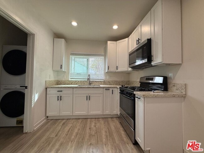 7006 Encino Ave in Los Angeles, CA - Building Photo - Building Photo