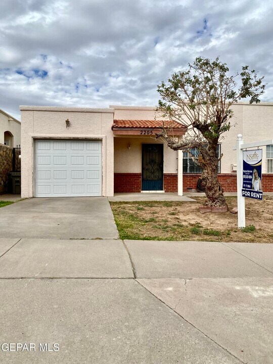 2205 King James Pl in El Paso, TX - Building Photo