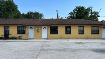 3840 Belmont St, Unit 2 in Ft. Myers, FL - Building Photo