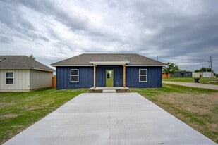 201 S 11th St in Perry, OK - Building Photo