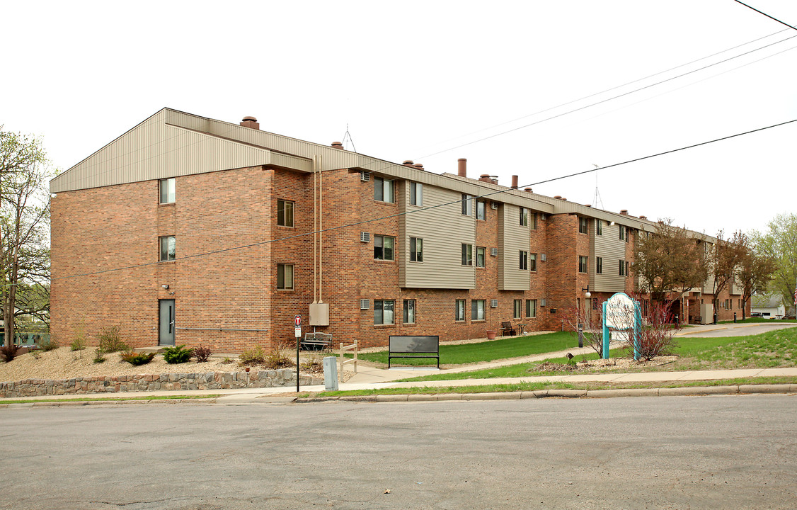 Russell Arms Apartments in Sauk Rapids, MN - Building Photo