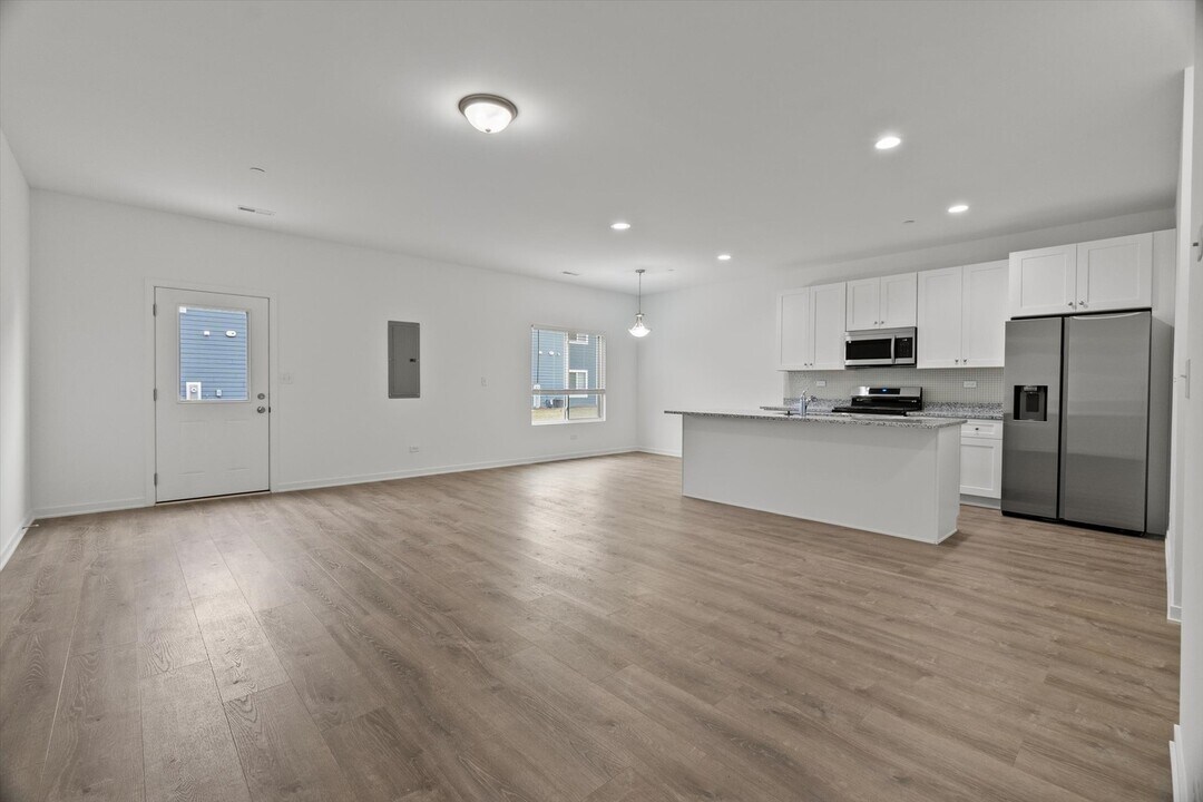 1034 Gillespie Ln in Yorkville, IL - Building Photo