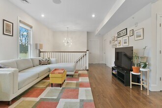 76 Flint St, Unit 3 in Somerville, MA - Foto de edificio - Building Photo