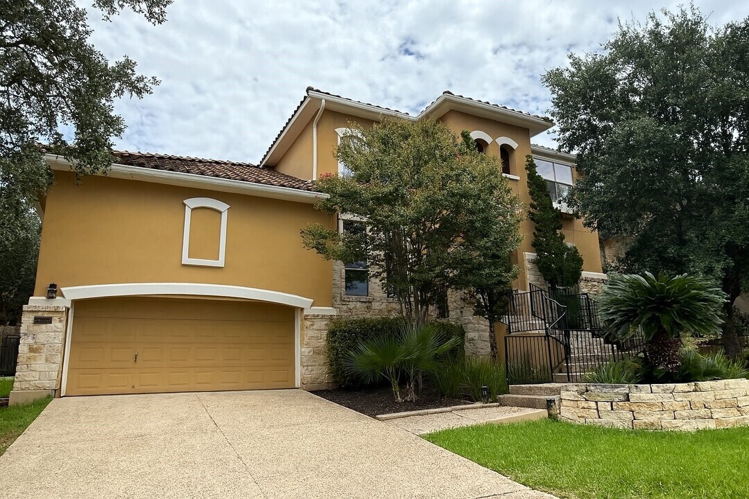 1135 Via Belcanto in San Antonio, TX - Building Photo