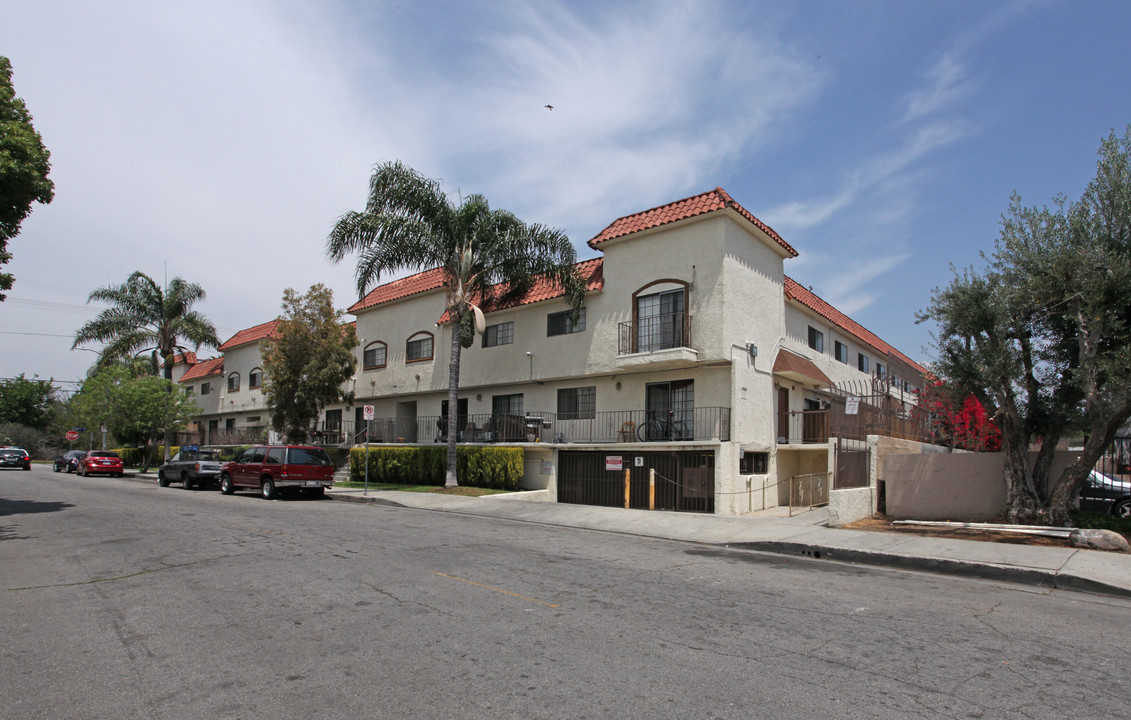 Primero Valerio Apartments in Van Nuys, CA - Building Photo