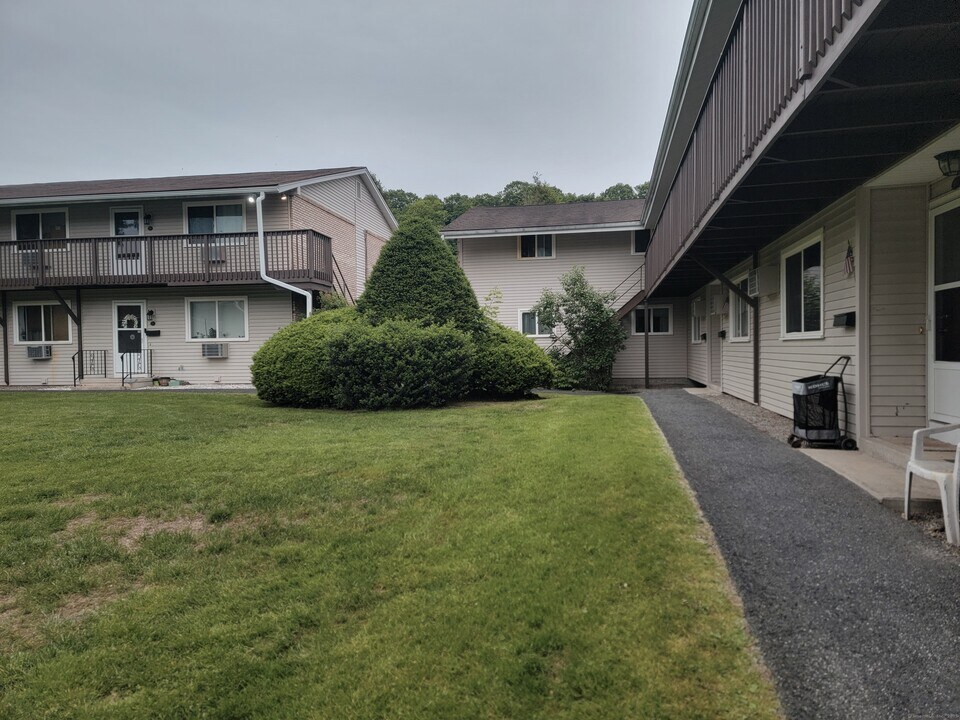 4 Bostwick Arms in New Milford, CT - Building Photo