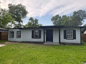 821 Travis St in Garland, TX - Building Photo