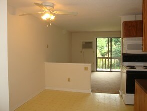 A1 Properties in Willington, CT - Foto de edificio - Building Photo