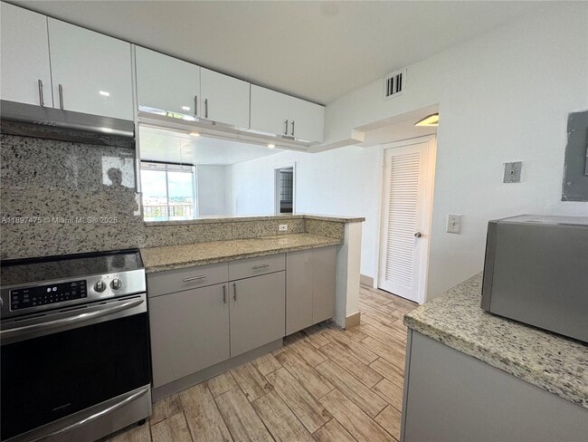 7850 Byron Ave in Miami Beach, FL - Building Photo - Building Photo