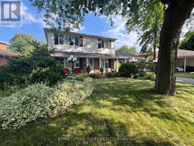 9 Waddington Crescent in Toronto, ON - Building Photo - Building Photo
