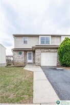 48 Olde Penn Dr in Easton, PA - Building Photo