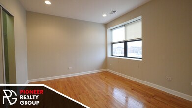 4733 N Maplewood Ave, Unit 401 in Chicago, IL - Building Photo - Building Photo