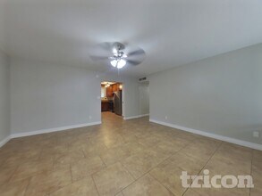 8130 N 55th Ave in Glendale, AZ - Foto de edificio - Building Photo