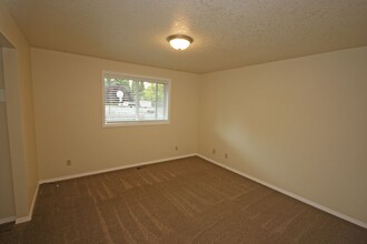 133 SE 12th Ave in Hillsboro, OR - Building Photo - Building Photo