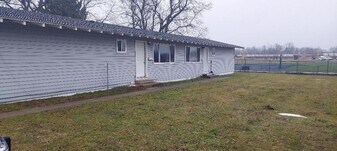 145 E Paras Hill Dr in Hartford, MI - Building Photo