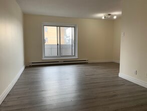 1300 De La Cote-Vertu Boul in St. Laurent, QC - Foto de edificio - Building Photo