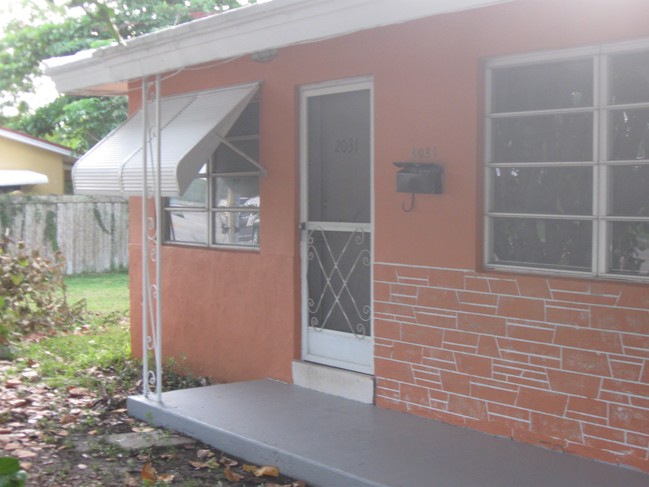 2031 NE 15th Ave in Wilton Manors, FL - Building Photo - Building Photo