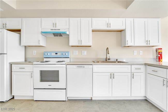 2217 N Jones Blvd in Las Vegas, NV - Building Photo - Building Photo