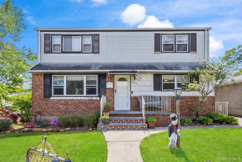 1403 James St in Elmont, NY - Building Photo