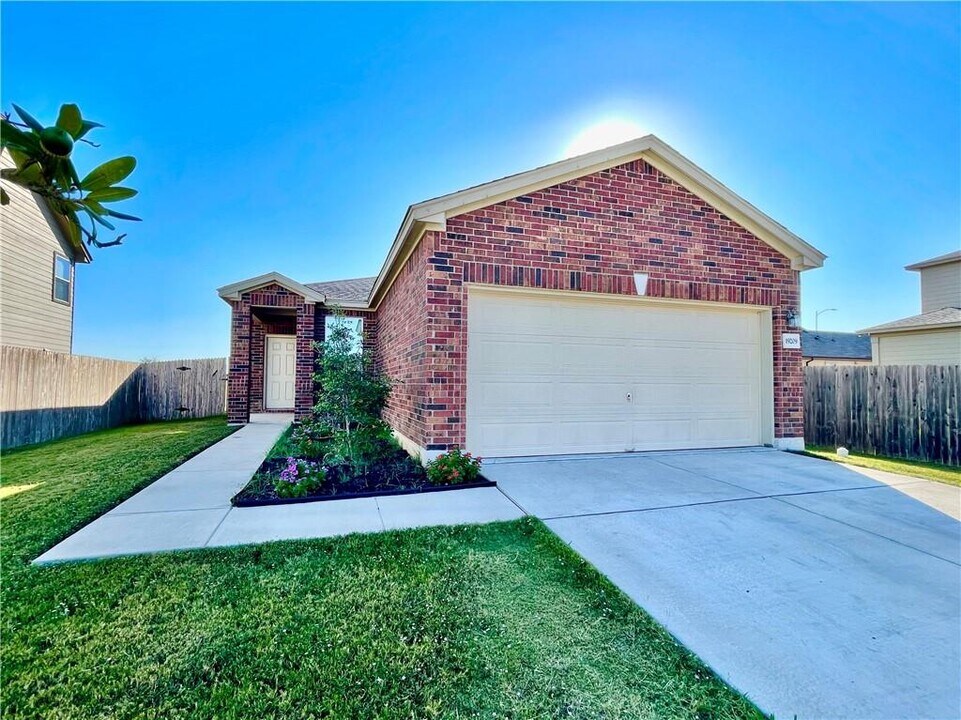 19209 Duty St in Manor, TX - Building Photo
