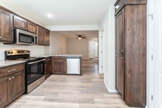 Oakwood Heights Townhomes in Republic, MO - Building Photo - Building Photo