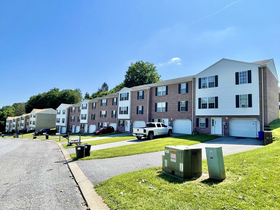 218 Lester Ct in Glen Rock, PA - Foto de edificio