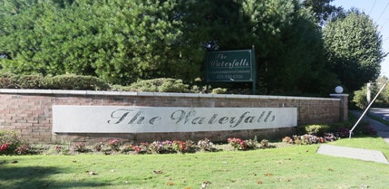The Waterfalls 55+ in Lake Ronkonkoma, NY - Foto de edificio - Building Photo