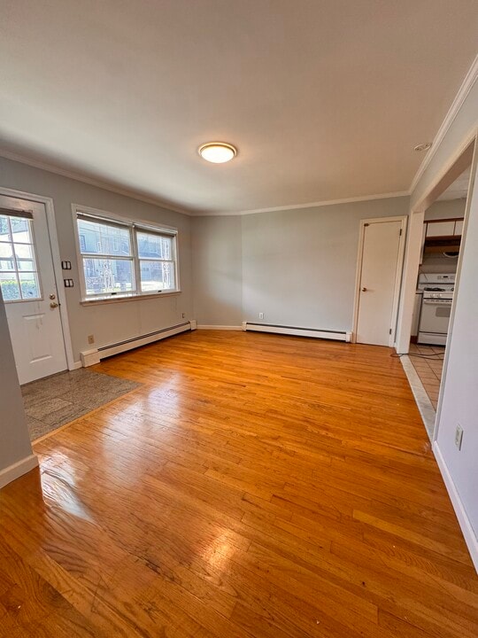 44 Valentine St, Unit Apt #1 in Glen Cove, NY - Building Photo