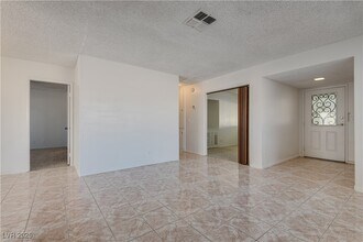 6211 Meadow Brook Ln in Las Vegas, NV - Building Photo - Building Photo