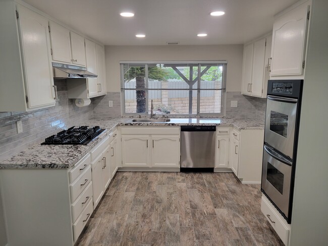 10651 Baton Rouge Pl in Porter Ranch, CA - Foto de edificio - Building Photo