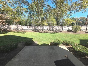 40 Stoneridge Cir in Stamford, CT - Foto de edificio - Building Photo